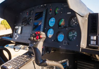 Bir helikopter kokpiti.