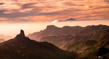 Roque Nublo doğal anıt ve Teide yanardağı