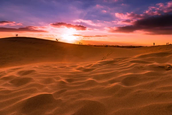 A Maspalomas dűnék felett megtekinthető naplementére. A Gran Canaria szigetén — Stock Fotó