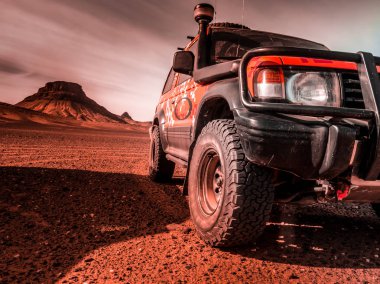 Çölde bir 4 x 4 araç içinde