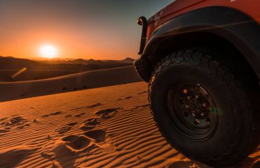 4 x 4 aracı, çöl ve gün batımı