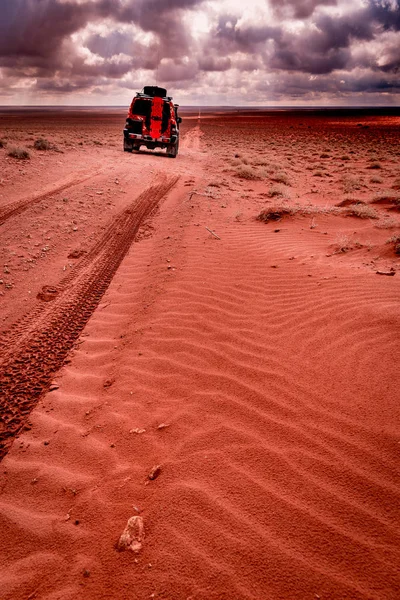 À travers le désert dans un véhicule 4x4 — Photo