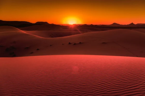 Naplemente, a dunes az Erg Chebbi, Marokkó — Stock Fotó