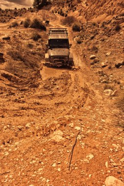 Çamur bir alan üzerinden geçen tüm arazi aracı