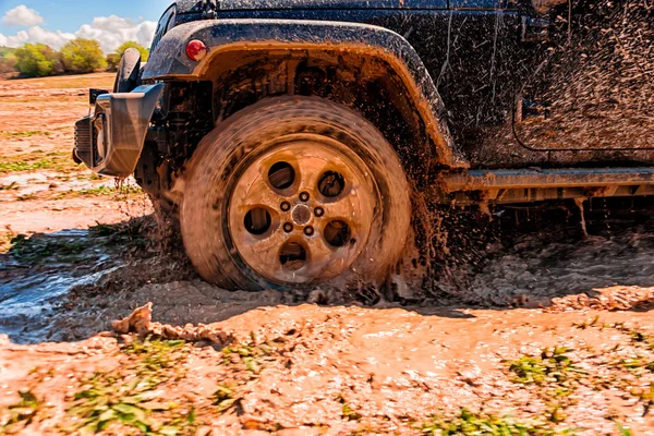 Grip tire in a flooded area with mud — Stock Photo, Image