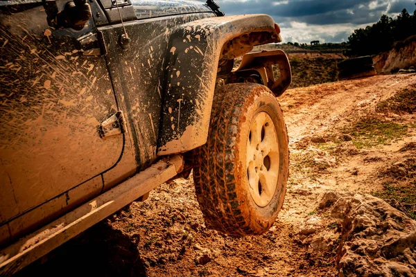 Aracın arazi her bir tekerlek havada bırakarak.