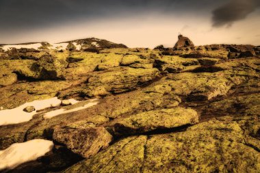 Yüksek dağlarda küçük bir sığınak
