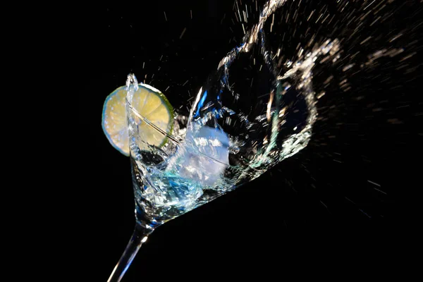 Erfrischendes Getränk Cocktailglas Serviert Eiskalte Spritzbewegungen — Stockfoto