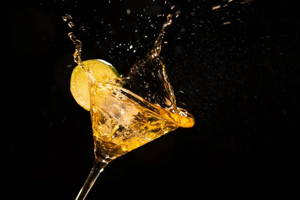 カクテルグラスで提供されるさわやかな飲み物 凍結スプラッシュモーション ロイヤリティフリーのストック画像