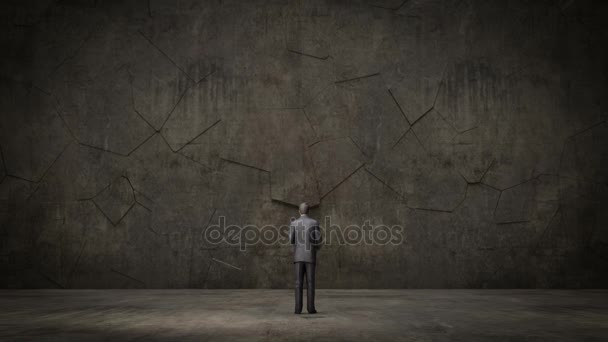 コンクリートの壁を破る。ビジネスマンは別 ways.gray 背景を選択します。. — ストック動画