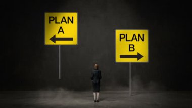 İş kadını 'A planı' OK veya 'B planı' ok seçin. karar yolları. karar verir.