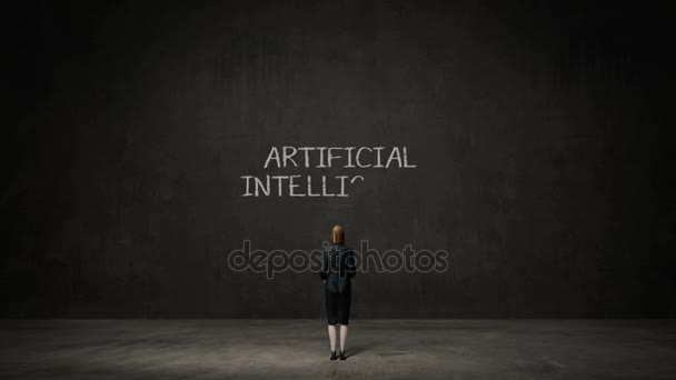 Podnikatelka stojící černá stěna, digitální rukopis ikonu, pojem "Umělá inteligence" na tabuli. — Stock video