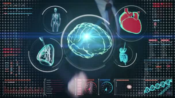 Hombre de negocios tocando la pantalla digital, escaneando cerebro, corazón, pulmones, órganos internos en el tablero de la exhibición digital. Vista de rayos X . — Vídeo de stock