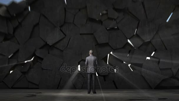 Briser le mur de béton. Homme d'affaires debout devant la falaise. construire des bâtiments . — Video