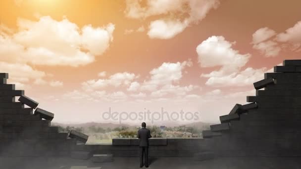 Briser le mur de briques. Homme d'affaires debout devant un mur, ciel aube . — Video