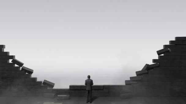 Rompi il muro di mattoni. Uomo d'affari in piedi davanti a un muro, sfondo bianco . — Video Stock