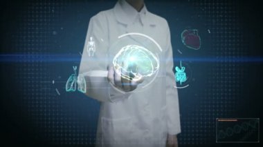 Kadın doktor dokunmadan dijital ekran, tarama beyin, kalp, akciğerler, iç organlar dijital ekran kontrol paneli. X-ışını görünümü.