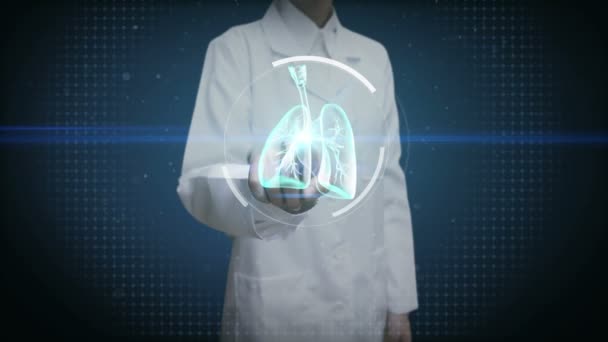 Médico Femenino Que Toca Pantalla Digital Pulmones Humanos Rotatorios Diagnósticos — Vídeo de stock