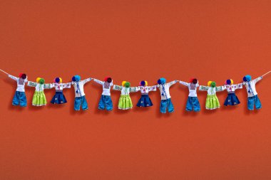 Arka plan olarak el yapımı Tekstil bebek, Bebek Motanka, etnik tarzda antik kültür halk el sanatları geleneği Ukrayna Ukrayna halk geleneksel paçavra. Ukrayna'dan en popüler Hatıra Eşyası.