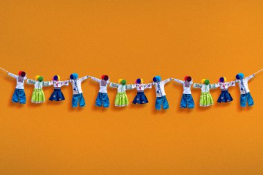 Arka plan olarak el yapımı Tekstil bebek, Bebek Motanka, etnik tarzda antik kültür halk el sanatları geleneği Ukrayna Ukrayna halk geleneksel paçavra. Ukrayna'dan en popüler Hatıra Eşyası.