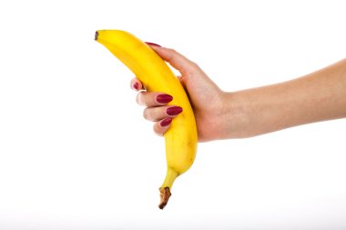 Sıkı bir muz beyaz bir arka plan üzerinde tutan kız.