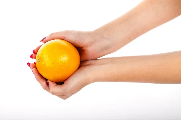 Mädchen mit perfekter Maniküre mit Orange in der Hand — Stockfoto