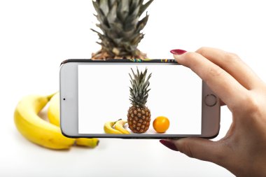 Muz, ananas ve portakal üzerinde beyaz bir backgr Studio