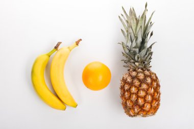 Muz, ananas ve portakal üzerinde beyaz bir backgr Studio