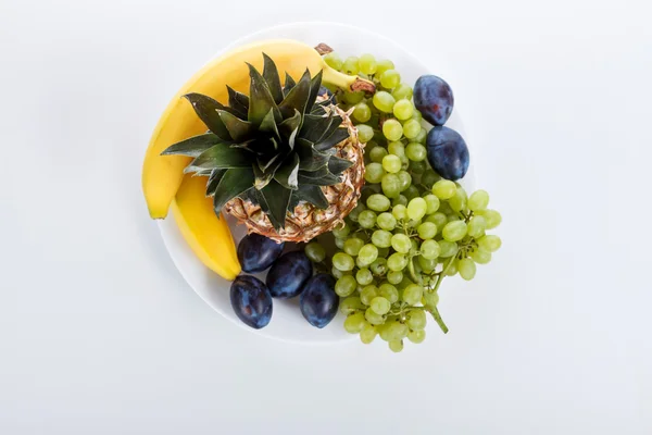 Fruta útil en un plato sobre fondo blanco en el estudio. Prohibición — Foto de Stock