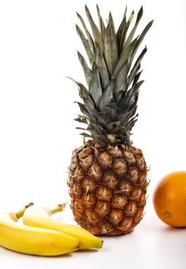 Beyaz bir arka plan üzerinde meyve. Muz, ananas, portakal bir wh üzerinde
