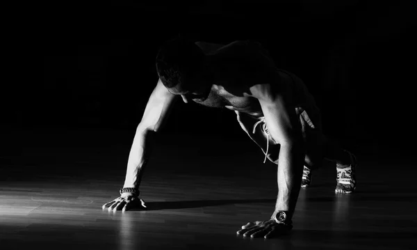 Burpees spor salonunda vücut geliştirme sırasında yapma adam.