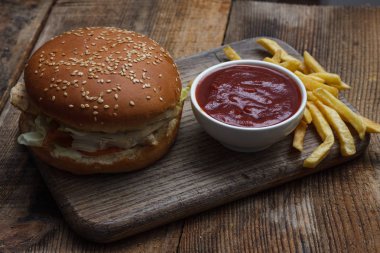 Taze ev yapımı hamburger ahşap üzerine servis. Ahşap arka plan. Tavuk lezzetli hamburger.