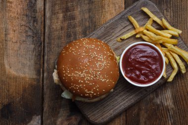 Taze ev yapımı hamburger ahşap üzerine servis. Ahşap arka plan. Tavuk lezzetli hamburger. Yukarıdan görüntülemek.