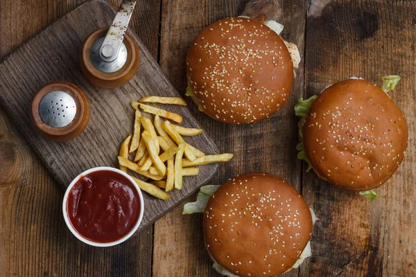 Sandviç hamburger sulu Burger, peynir ve lahana karışımı ile. Üstten Görünüm — Stok fotoğraf