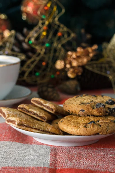 Ev yapımı kurabiye bir plaka üzerinde yeni yıl, Noel Bayramı. Bir Noel ağacı içinde belgili tanımlık geçmiş bir masada lezzetli Kurabiye. — Stok fotoğraf