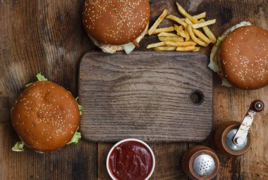 Sandviç hamburger sulu Burger, peynir ve lahana karışımı ile. Üstten Görünüm