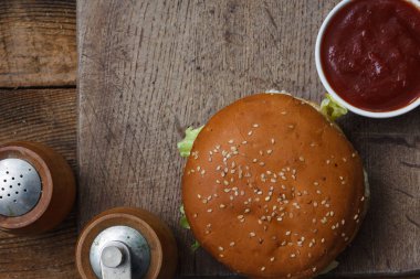 Burger ve taze malzemelerle eski yönetim kurulu. Siyah bir kara tahta. Üstten Görünüm.