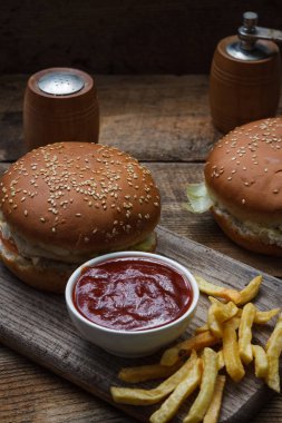 Taze ev yapımı hamburger ahşap üzerine servis. Ahşap arka plan. Tavuk lezzetli hamburger. Yukarıdan görüntülemek.