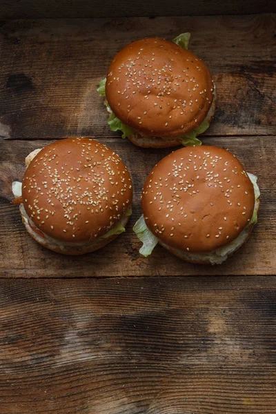 Sandviç hamburger sulu Burger, peynir ve lahana karışımı ile. Üstten Görünüm