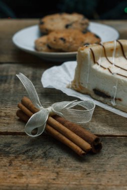 Ahşap bir zemin üzerine tarçın. Yeni yıl Bayramı, arka planda, oyuncaklar Noel ağacı