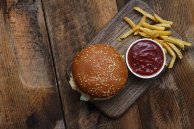 Taze ev yapımı hamburger ahşap üzerine servis. Ahşap arka plan. Tavuk lezzetli hamburger. Yukarıdan görüntülemek.