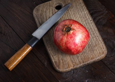 ahşap arka plan üzerinde ahşap bir gemide bir nar