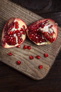 Nar bir ahşap tahta üzerinde bir bıçak ile kesmek. Yukarıdan görüntülemek