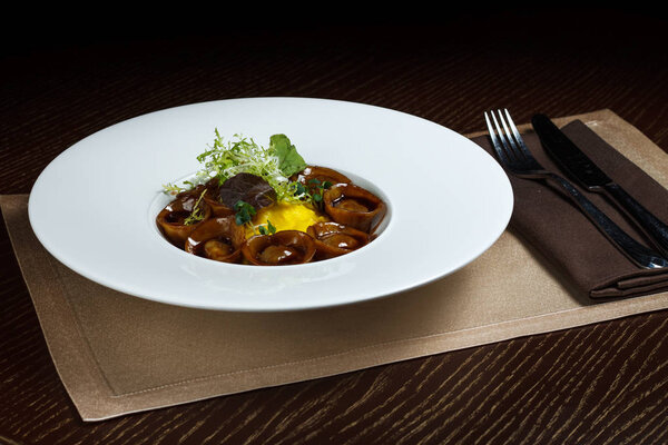 Пельмени от шеф-повара для меню ресторана в белой тарелке и свежие овощи на деревянном фоне
.