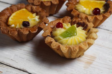 Ev yapımı kek ahşap arka plan üzerinde. Yukarıdan görüntüleyin. Şekerli tatlı. Tatlı kek