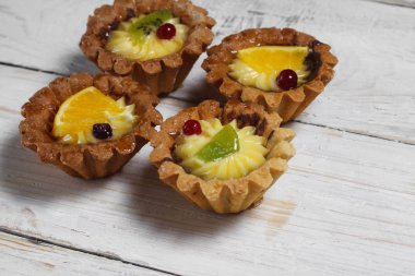 Ev yapımı kek ahşap arka plan üzerinde. Yukarıdan görüntüleyin. Şekerli tatlı. Tatlı kek