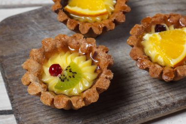 Meyve yeni yıl için ev yapımı tatlılar. Tatlılar için belgili tanımlık tatil. Yan ve üst görünümden. Ahşap bir arka plan üzerinde