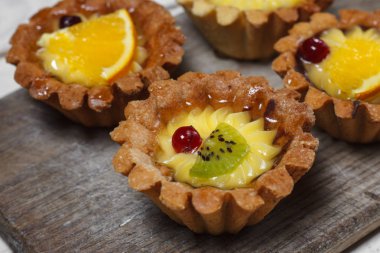 Meyve yeni yıl için ev yapımı tatlılar. Tatlılar için belgili tanımlık tatil. Yan ve üst görünümden. Ahşap bir arka plan üzerinde