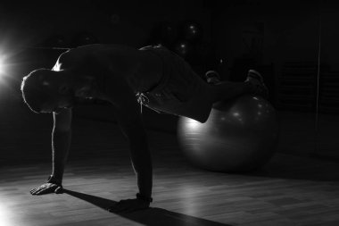 Fitness Egzersiz ups sit ve egzersizi model. Kas iyi bui