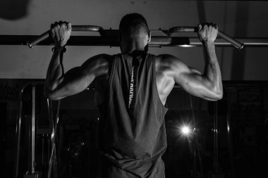 Jimnastik koşu sonra germe. Güzel bir adam ve vücut.